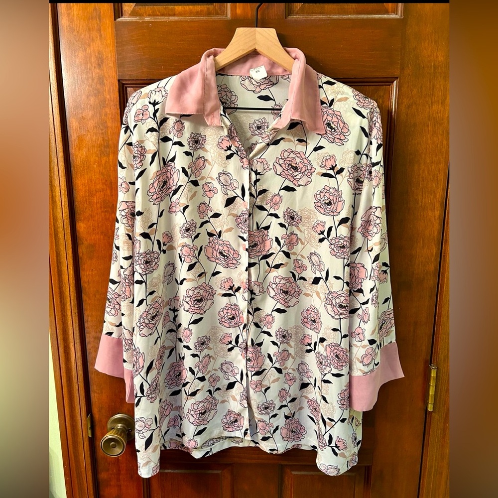 💜 Unbranded Pretty Pink Peony print long sleeve button front blouse. Size CL